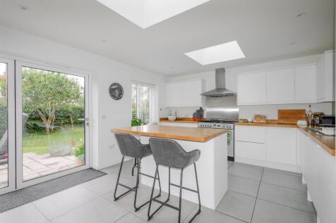 KITCHEN/BREAKFAST AREA