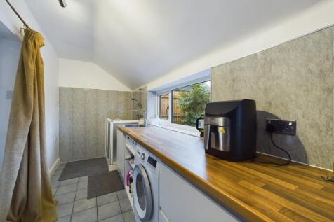 Utility Room/Shower Room