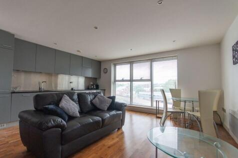 OPEN-PLAN LIVING AREA