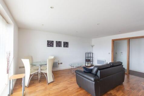 OPEN-PLAN LIVING AREA