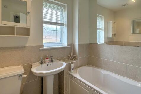 FAMILY BATHROOM/W.C.