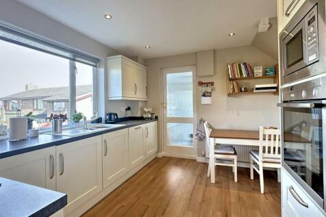 BREAKFASTING KITCHEN