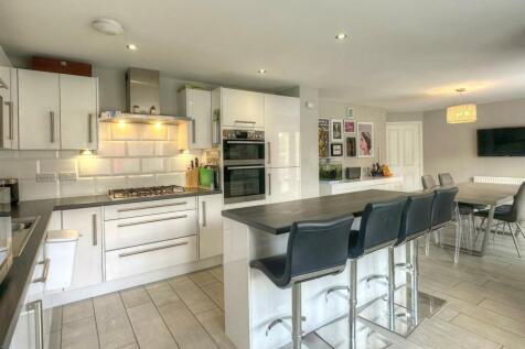 OPEN PLAN KITCHEN DINER &amp; FAMILY AREA