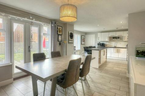 OPEN PLAN KITCHEN DINER &amp; FAMILY AREA