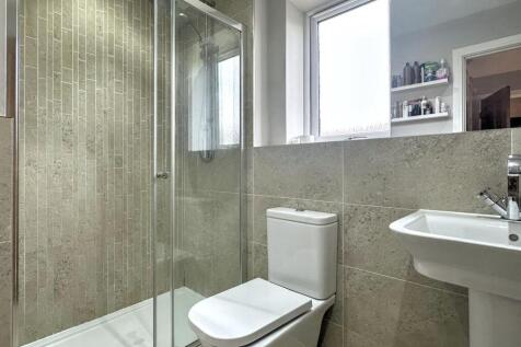 ENSUITE SHOWER ROOM / WC