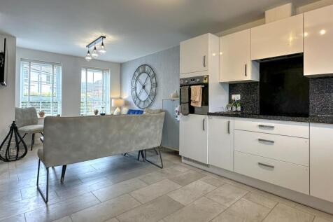 OPEN PLAN KITCHEN DINING &amp; FAMILY AREA