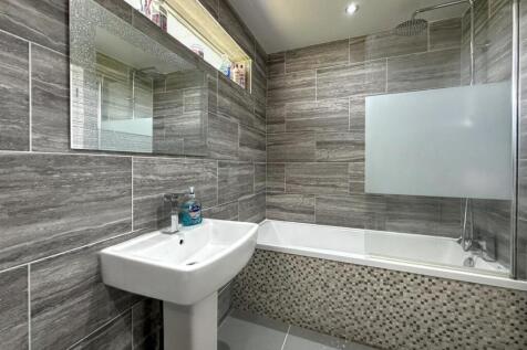 FAMILY BATHROOM/W.C.