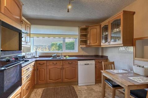 BREAKFASTING KITCHEN