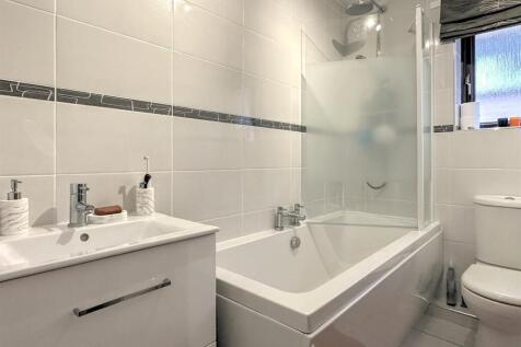 FAMILY BATHROOM/WC