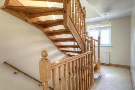FIRST FLOOR LANDING