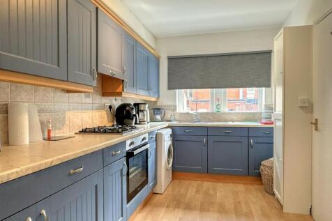 BREAKFASTING KITCHEN