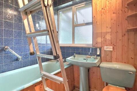 BATHROOM/WC