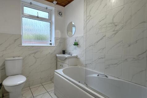 GROUND FLOOR BATHROOM/WC