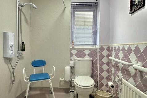 GROUND FLOOR SHOWER ROOM/WC