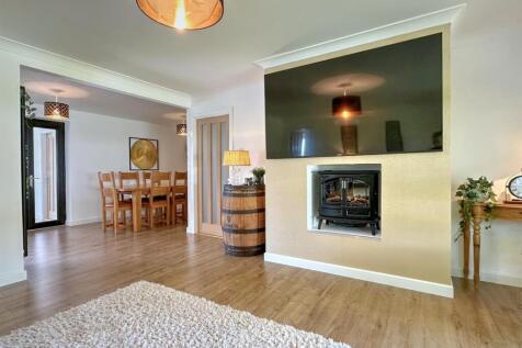 OPEN PLAN LOUNGE AND DINING AREA