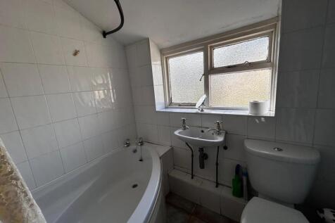 FAMILY BATHROOM/W.C.