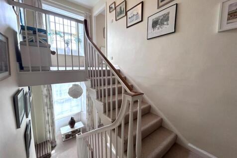FIRST FLOOR LANDING