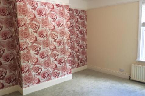 MAIN FRONT BEDROOM