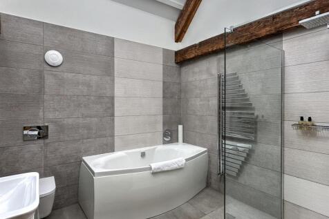 FAMILY BATHROOM/W.C.