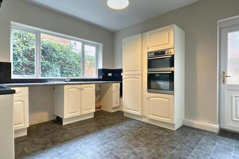 BREAKFASTING KITCHEN