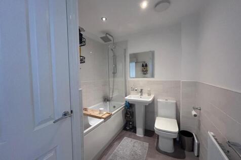 FAMILY BATHROOM/W.C.