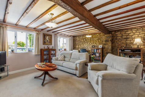 FAMILY/DINING ROOM