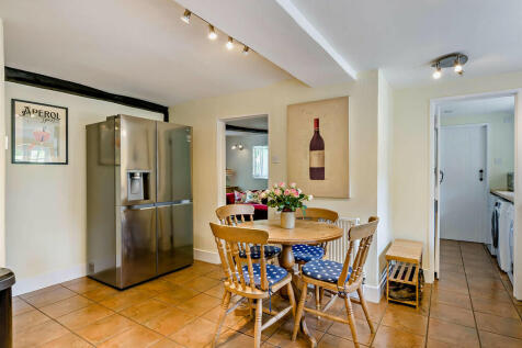 8610134-interior1...