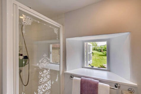 8610134-interior4...