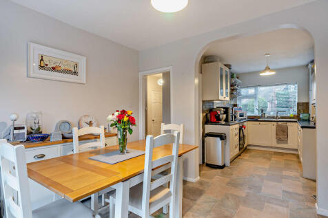 8635752-interior1...