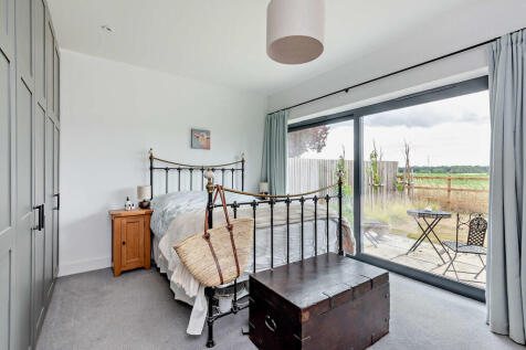 8656824-interior1...