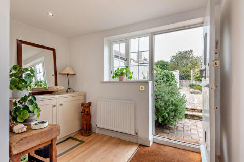 8667870-interior1...