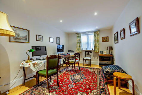 8589583-interior1...