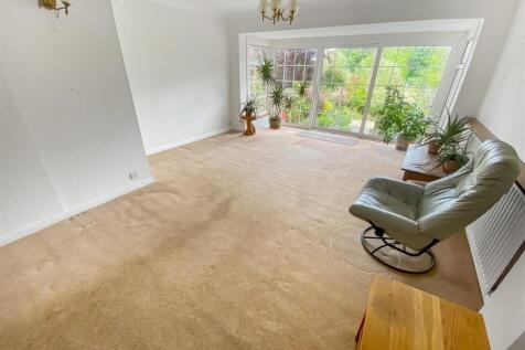 Living Room (1).jpg