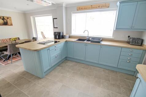 Kitchen (2).jpg