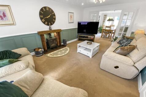 Living Room (1).jpg