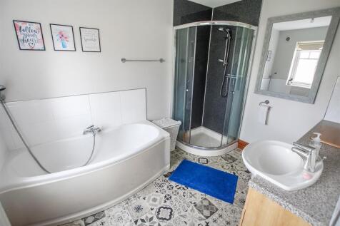 En-Suite Bathroom/Shower/WC