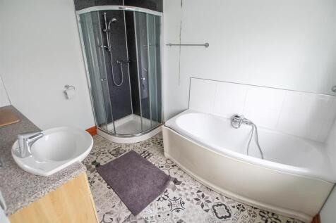 En-Suite Bathroom/Shower/WC