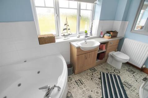 En-Suite Bathroom/Shower/WC