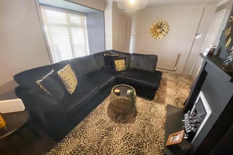 Living Room (2).jpg