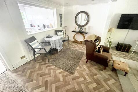 Lounge-Dining Room