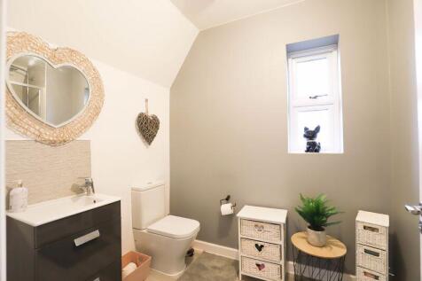 En suite to master bedroom