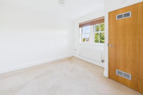 CAM02545G0-PR0502-STILL009