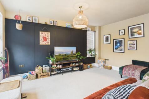 CAM02519G0-PR0351-STILL004