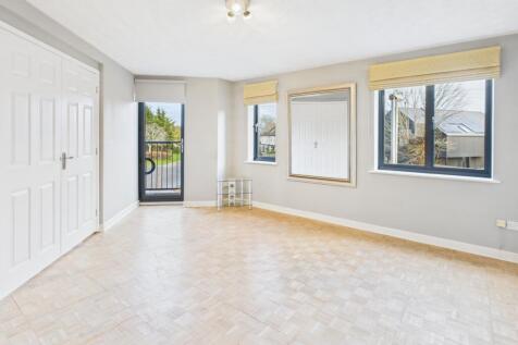 CAM02519G0-PR0372-STILL005