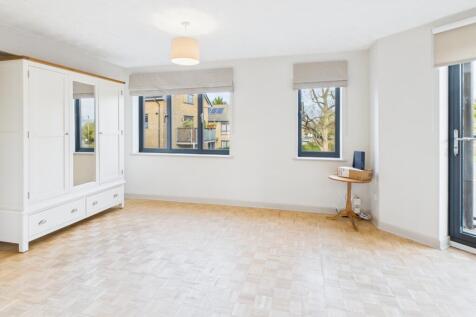 CAM02519G0-PR0372-STILL002