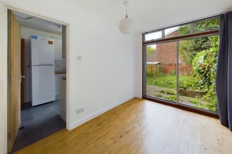 CAM02545G0-PR0239-STILL005