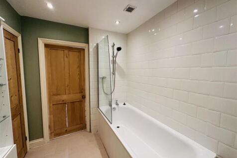 JACK AND JILL EN-SUITE BATHROOM