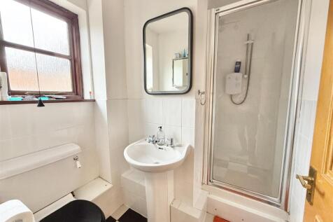 EN-SUITE SHOWER ROOM