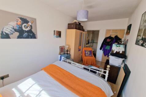 Bedroom with en-suite pic 2.jpg