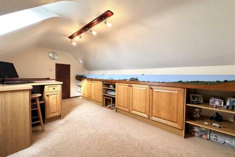 OFFICE/STUDY/PLAY ROOM